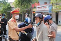 Lực lượng Cảnh sát giao thông Công an huyện Phú Thiện (Gia Lai) thực hiện kiểm tra nồng độ cồn vào giờ cao điểm. (Ảnh: Quang Thái/TTXVN)