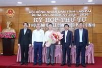 Ông Nguyễn Thành Sinh (ảnh giữa) nhận hoa chúc mừng. (ảnh: Cao Cường)