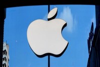 Tính đến cuối tháng Ba, Apple đã phải chi hơn 45 triệu euro tiền phạt liên quan đến các hành vi độc quyền. (Ảnh: AFP/TTXVN).
