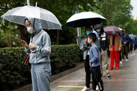 Bắc Kinh xét nghiệm cộng đồng thường xuyên để phát hiện ca nhiễm COVID-19. Ảnh: REUTERS.