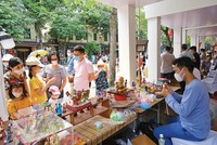 Du khách tham quan, trải nghiệm tại Lễ hội quà tặng Du lịch Hà Nội 2022, do Sở Du lịch Hà Nội tổ chức. (Ảnh: Hồng Hạnh)