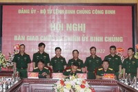 Trung tướng Trịnh Văn Quyết và các đại biểu chứng kiến ký kết bàn giao chức vụ Chính ủy Binh chủng Công binh.