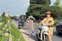 Lực lượng Cảnh sát Giao thông Công an thành phố Hà Nội xử lý trường hợp đi xe máy vào đường cao tốc Đại lộ Thăng Long. (Ảnh TTXVN phát).