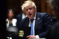 Thủ tướng Anh Boris Johnson xin lỗi trước Nghị viện Anh hôm 20/4. Ảnh: The Guardian.