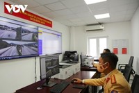 Cảnh sát giao thông xử lý vi phạm qua camera giám sát.