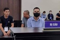Bị cáo Việt (đeo khẩu trang, áo xanh) lừa đảo chạy vào ngành công an. (Nguồn: laodong.vn).