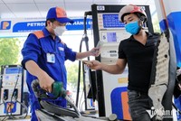 Giá xăng dầu dự kiến giảm mạnh (Ảnh: Minh hoạ).