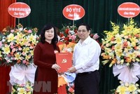 Thủ tướng Phạm Minh Chính trao Quyết định quyền Bộ trưởng Bộ Y tế cho đồng chí Đào Hồng Lan. (Ảnh: Lâm Khánh/TTXVN).