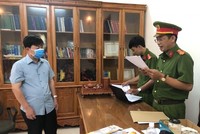Đại diện Cơ quan công an tỉnh Cà Mau đọc lệnh bắt tạm giam ông Đặng Hải Đăng, Giám đốc Trung tâm Kiểm soát bệnh tật (CDC) Cà Mau. (Nguồn: cand.com.vn).
