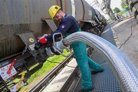 Công nhân vận hành ống dẫn nhiên liệu lỏng tại cơ sở lọc dầu ở thị trấn Szazhalombatta, Hungary. (Ảnh: AFP/TTXVN).