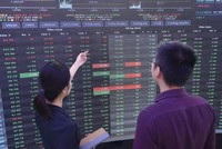 Cổ phiếu chứng khoán được nhà đầu tư chú ý, bởi đây là nhóm có sự vận động cùng chiều với thị trường.