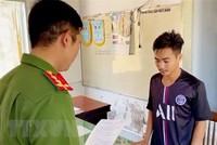 Cơ quan Cảnh sát điều tra Công an thành phố Châu Đốc (An Giang) tống đạt quyết định khởi tố vụ án, khởi tố bị can và lệnh tạm giam đối với bị can Nguyễn Văn Lý. (Ảnh: TTXVN phát)