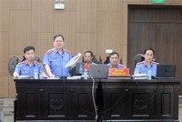 Kiểm sát viên cao cấp Nguyễn Minh Đồng tham gia đối đáp tại phiên tòa, sáng 24/8/2022. (Ảnh: Kim Anh/TTXVN).