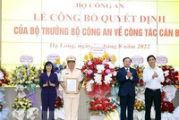 Lãnh đạo tỉnh Quảng Ninh tặng hoa chúc mừng Đại tá Đinh Văn Nơi. (Ảnh: TTXVN phát).