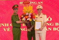 Thứ trưởng Nguyễn Duy Ngọc trao quyết định điều động giữ chức vụ Cục trưởng Cục Cảnh sát QLHC về TTXH đối với Đại tá Nguyễn Quốc Hùng. (Nguồn: cand.com.vn)