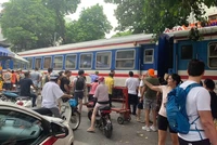 Sự việc khiến đoàn tàu khách Lào Cai - Hà Nội phải dừng lại gây ùn tắc giao thông (Ảnh: CTV).