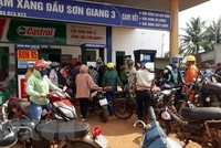 Trạm xăng dầu Sơn Giang 3 ở xã Đắk Ơ, huyện Bù Gia Mập treo bảng "hết xăng." (Ảnh: K GỬIH/TTXVN)
