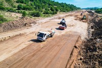 Thi công cao tốc Bắc - Nam phía Đông, đoạn Nha Trang - Cam Lâm.