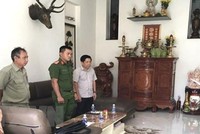 Cơ quan Cảnh sát điều tra Công an tỉnh thi hành Lệnh bắt bị can để tạm giam đối với Nguyễn Tấn Vinh. (Ảnh: TTXVN phát)
