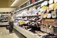 Người dân mua sắm tại một siêu thị ở Millbrae, bang California, Mỹ ngày 10/8/2022. (Ảnh: THX/TTXVN).