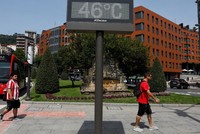 Người dân đi qua một biển báo nhiệt độ 46 độ C tại Bilbao, Tây Ban Nha ngày 17/6. (Ảnh: Reuters)