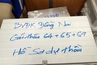 Nhiều tài liệu liên quan đến vụ án bị lực lượng chức năng thu giữ. (Ảnh: Phạm Kiên/TTXVN)
