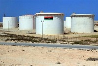Bể chứa dầu tại cơ sở khai thác dầu ở Brega (Libya). (Ảnh: AFP/TTXVN)