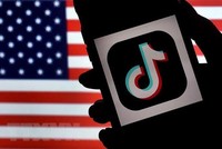 Biểu tượng của TikTok trên màn hình điện thoại. (Ảnh: AFP/TTXVN).