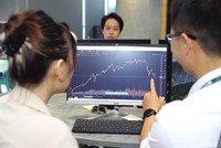 Thị trường chứng khoán được dự báo còn rung lắc trong vài quý tới và nhà đầu tư lướt sóng đối mặt nhiều rủi ro. Ảnh: Đức Thanh.