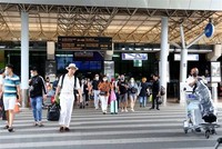 Hành khách tại Ga đến trong nước, Cảng hàng không Tân Sơn Nhất. (Ảnh: Hồng Đạt/TTXVN)