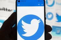 Biểu tượng của mạng xã hội Twitter trên màn hình điện thoại. (Ảnh: AP)