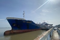 Tàu NSH Singapore chở lô hàng xăng Ron 95 nhập khẩu với số lượng 8.100m3 từ Malaysia cập cảng Tổng kho Xăng dầu Nam Sông Hậu - Trà Nóc.