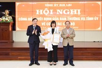 Ban Thường vụ Tỉnh ủy Gia Lai đã trao quyết định cho bà Nguyễn Thị Thanh Lịch giữ chức Phó Bí thư Ban cán sự Đảng UBND tỉnh, nhiệm kỳ 2021-2026. Ảnh: Đức Thụy.