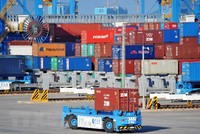 Cảng hàng hóa ở tỉnh Sơn Đông, Trung Quốc. (Ảnh: AFP/TTXVN)