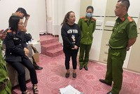 Lực lượng chức năng tiến hành khám xét chỗ ở của Võ Thị Hồng Phúc. (Nguồn: Báo Lâm Đồng)