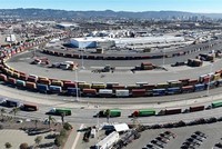 Xe chở container di chuyển tại khu cảng ở Oakland, California (Mỹ) ngày 24/10/2022. (Ảnh: AFP/TTXVN)