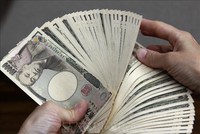 Kiểm tiền mệnh giá 10.000 yen tại Tokyo, Nhật Bản. Ảnh minh họa: AFP/TTXVN