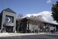 Người dân tập trung bên ngoài trụ sở ngân hàng Silicon Valley Bank (SVB) ở California, Mỹ ngày 13/3. (Ảnh: THX/TTXVN).