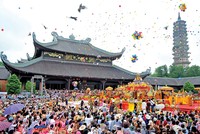 Từng bừng lễ hội Chùa Bái Đính.
