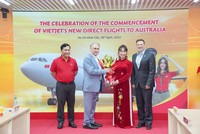 Chủ tịch Nguyễn Thị Phương Thảo, Tổng giám đốc Vietjet Đinh Việt Phương chào mừng Bộ trưởng Don Farrell (thứ hai từ trái sang) và Đại sứ Úc tại Việt Nam Andrew Goledzinowski (ngoài cùng bên phải).