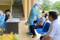 Xét nghiệm COVID-19 cho người dân tại thị xã Đông Triều ngày 3/11/2021. (Ảnh: Văn Đức/TTXVN)