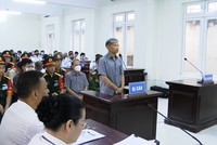 Cựu Tư lệnh Cảnh sát biển Nguyễn Văn Sơn hầu tòa do cáo buộc cùng đồng phạm tham ô 50 tỷ đồng. Ảnh: TTXVN.