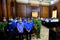 Các bị cáo tại phiên tòa tuyên án. (Ảnh: Thành Chung/TTXVN).