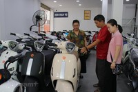 Thị trường xe máy, xe đạp điện nhộn nhịp người mua trước mùa tựu trường. (Ảnh: Minh Hiếu/Vietnam+)
