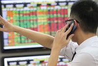 Dòng tiền chảy mạnh vào thị trường chứng khoán một phần là do tâm lý sợ bị “nhỡ tàu”.