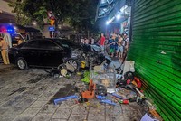 Hiện trường vụ tai nạn giao thông khiến 3 người thương vong tại số nhà 163 Phạm Văn Đồng (Mai Dịch, Hà Nội). (Ảnh: TTXVN phát)