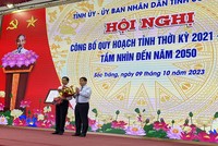 Bộ trưởng Bộ Kế hoạch và Đầu tư Nguyễn Chí Dũng trao Quyết định quy hoạch tỉnh Sóc Trăng cho Chủ tịch UBND tỉnh Sóc Trăng Trần Văn Lâu.