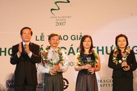 TS. Nguyễn Anh Tuấn chúc mừng các DN được vinh danh trong mùa bình chọn báo cáo thường niên đầu tiên