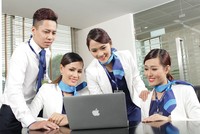 Thành công của ACB gắn liền với yếu tố con người,
hệ thống quản trị, sự gắn kết với khách hàng, cộng đồng