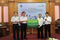 Ông Nguyễn Hòa Bình, Chủ tịch HĐQT và ông Nghiêm Xuân Thành, Tổng Giám đốc (thứ tự 2 và 1 bên phải), trao tặng hệ thống loa tuyên truyền của Vietcombank cho lực lượng Cảnh sát biển Việt Nam